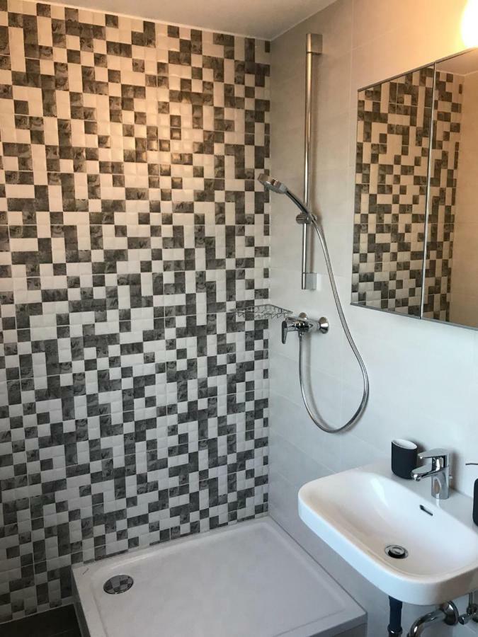 Pension Qmt Reutlingen Esterno foto